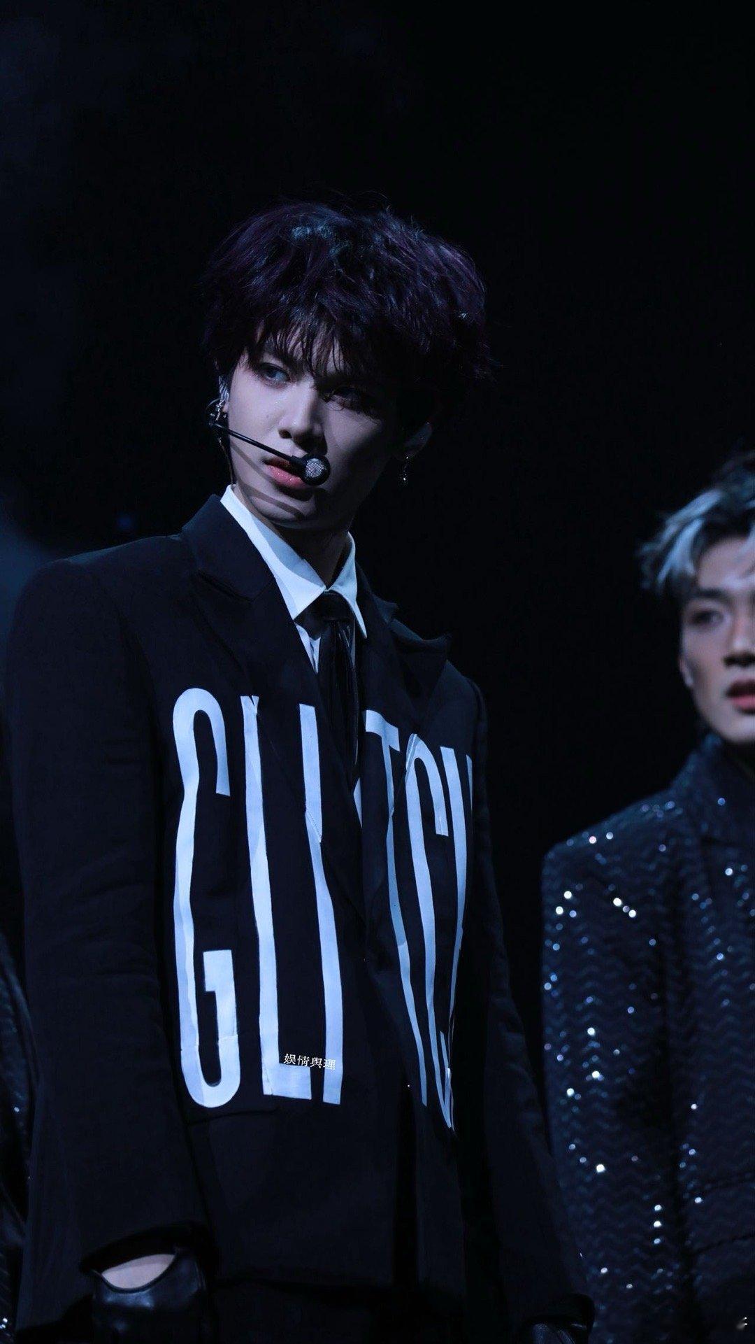 你是黄明昊那他们是谁 黄明昊的舞台，永远有你想不到的惊喜！把玩偶打造成“舞台分身