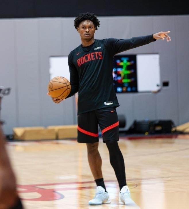 火箭队的22岁球星阿门汤普森本赛季并没有过多地出任大前锋，而是长时间地顶替范弗里