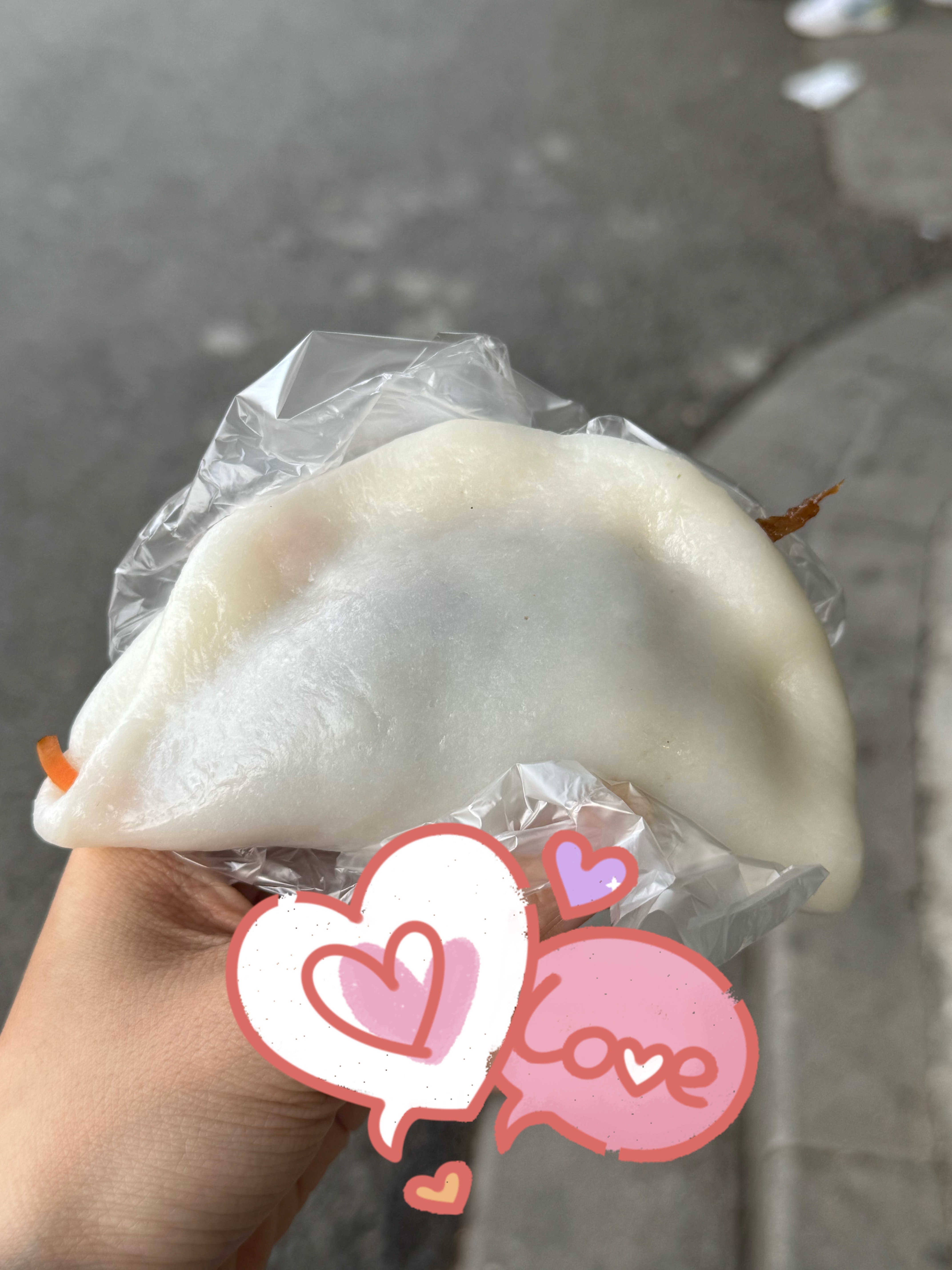 来买年糕饺，结果老板说今天都卖完了，然后用边角料包了一个小的送我了[允悲] 