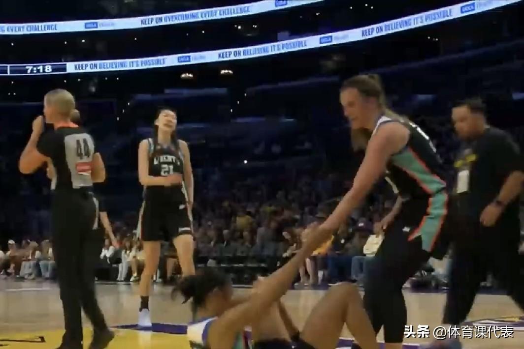 WNBA常规赛实时战况，韩旭单节11分半场11分，自由人客场落后火花3分！北京时