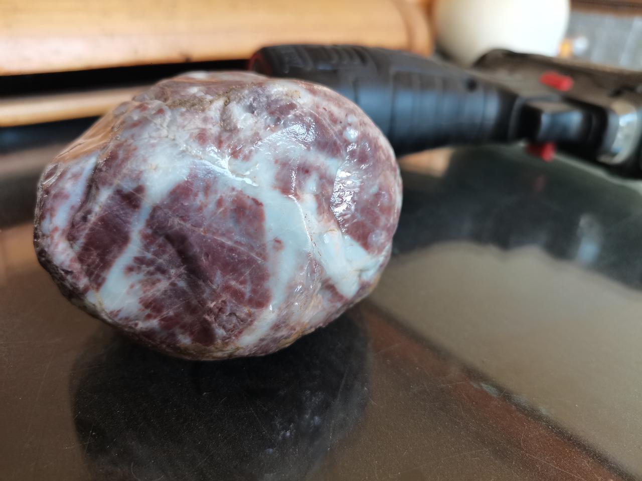 早晨遛狗的时候，在城北主干道旁边的戈壁滩上，发现了一块石头与众不同，是紫色和白色