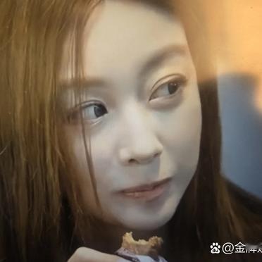 刘佳仪在门口转了三圈，嘴里一直嘟囔着不想进去见大厅里的陆彦廷。
她一天都在躲着他