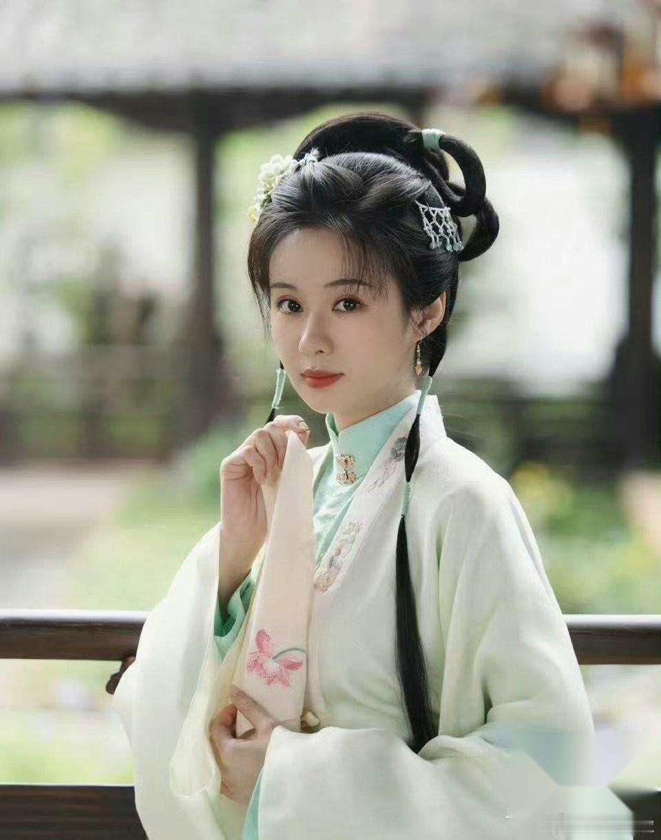 32岁郑合惠子 她真是白月光“剧抛脸” 搭谁都有CP感………… 在《夏至未至》里