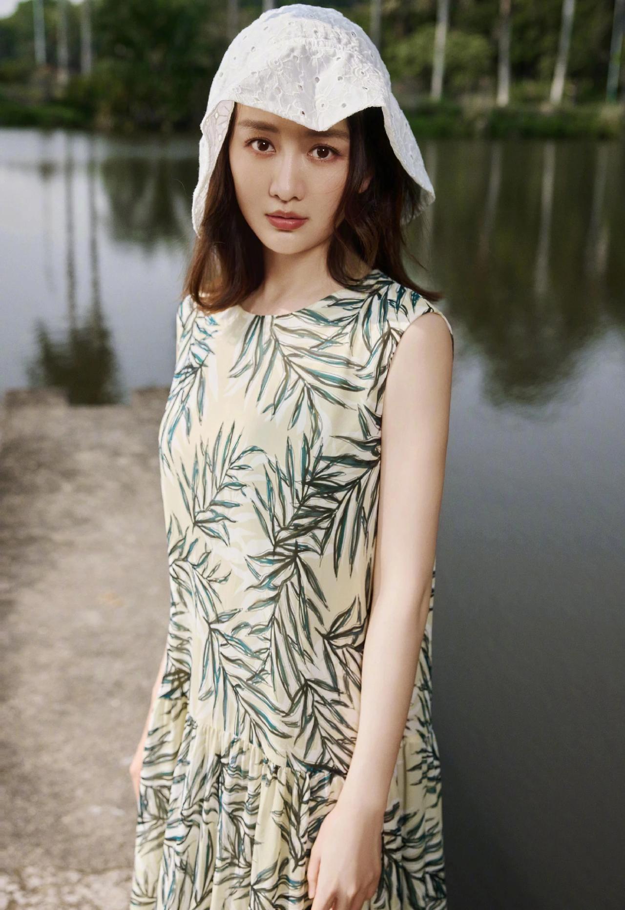 王鸥穿连衣裙在水边拍照，提前过夏天，氛围感十足。这身装扮真是清新又减龄，满屏的少