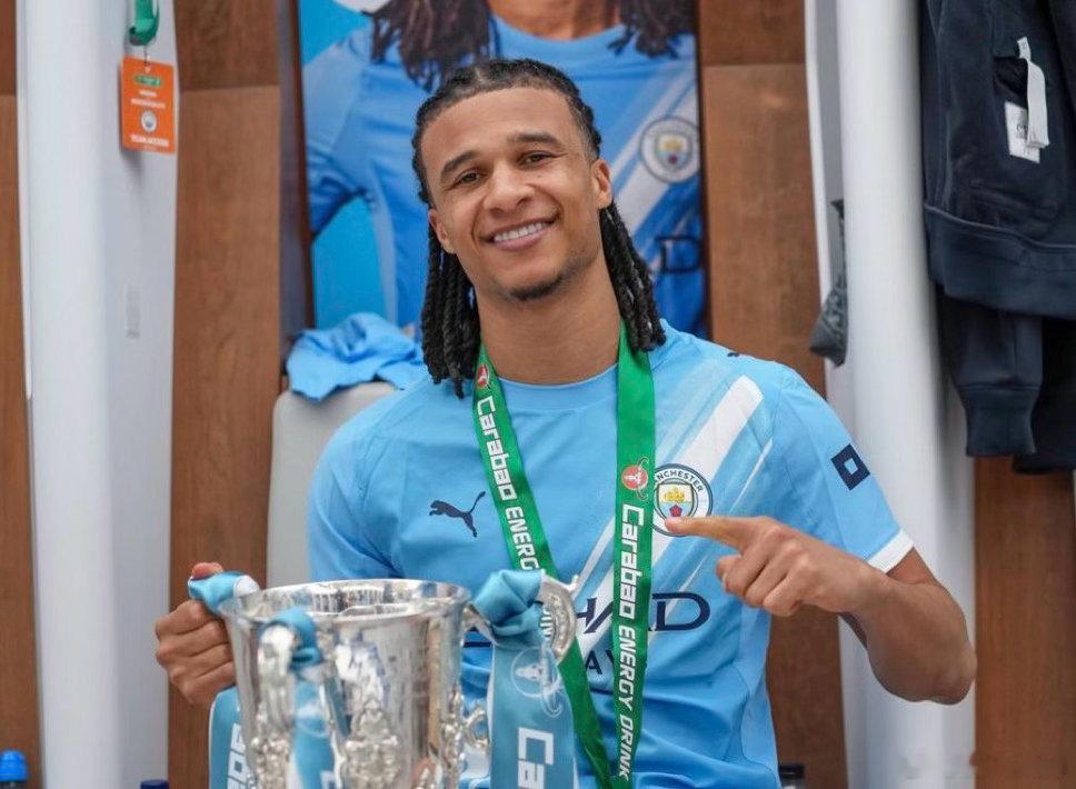 罗马诺：阿克可能考虑在今年的夏季转会窗离开曼城 这是一个正在探讨的可能性 本赛季