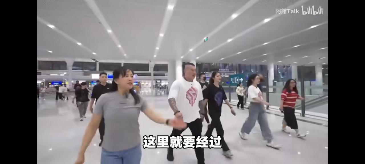 名人在台湾就是拼人数，馆长不输三股势力。
重庆东站，
不是一座建筑，他更是一件艺