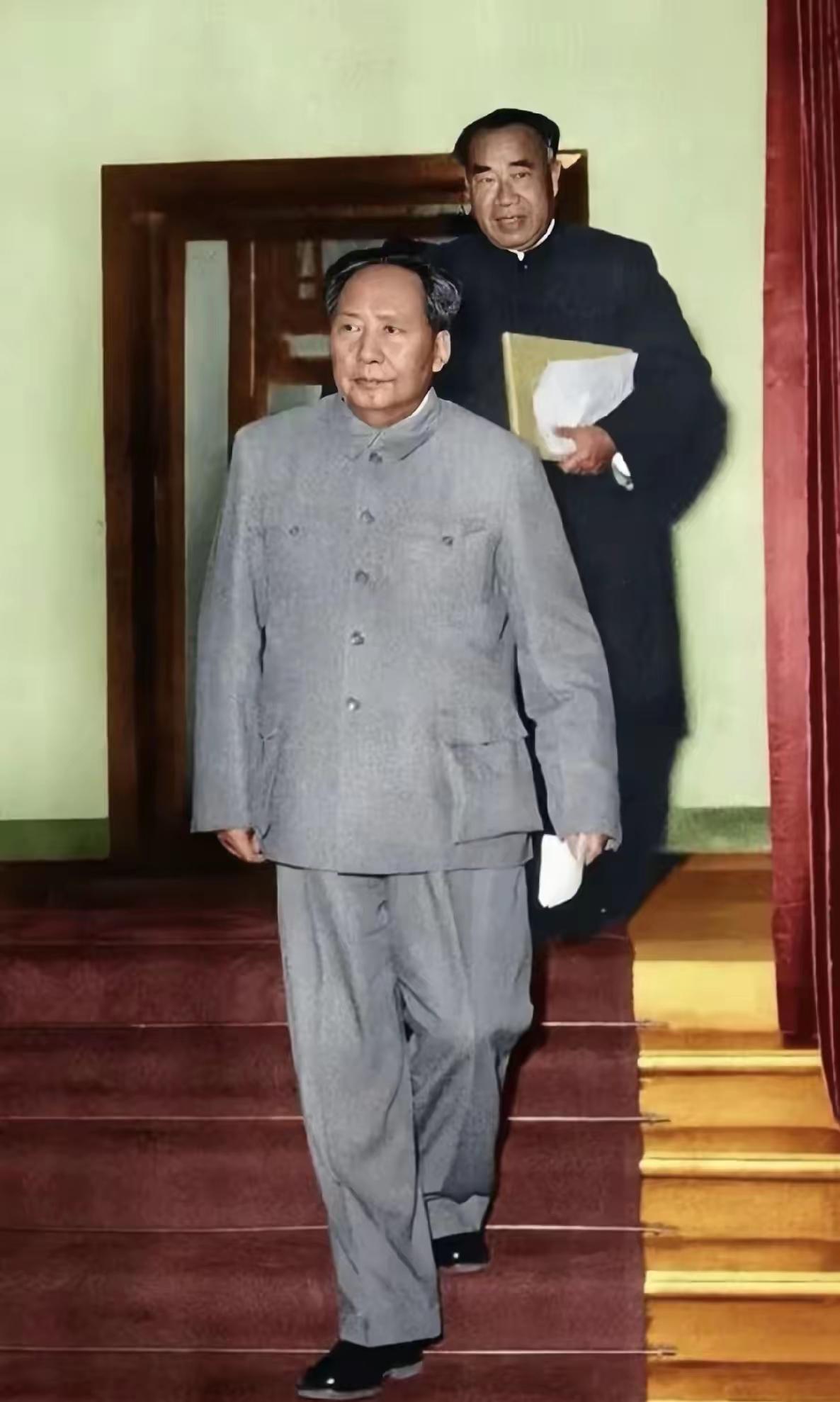 两位伟人定格了井冈山的星火与长征的风雪。一个运筹帷幄，一个身先士卒，他们的并肩，