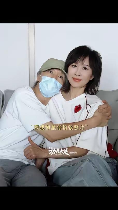 两位朋友开心地合影留念。30年的友谊[玫瑰]无不让人羡慕啊？[作揖][赞][玫瑰