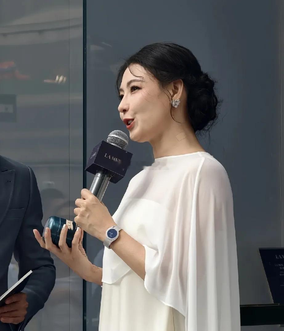 张柏芝在深圳万象天地参加活动，无修图下她是真的胖了，尤其从侧面看，她的脸是圆的，