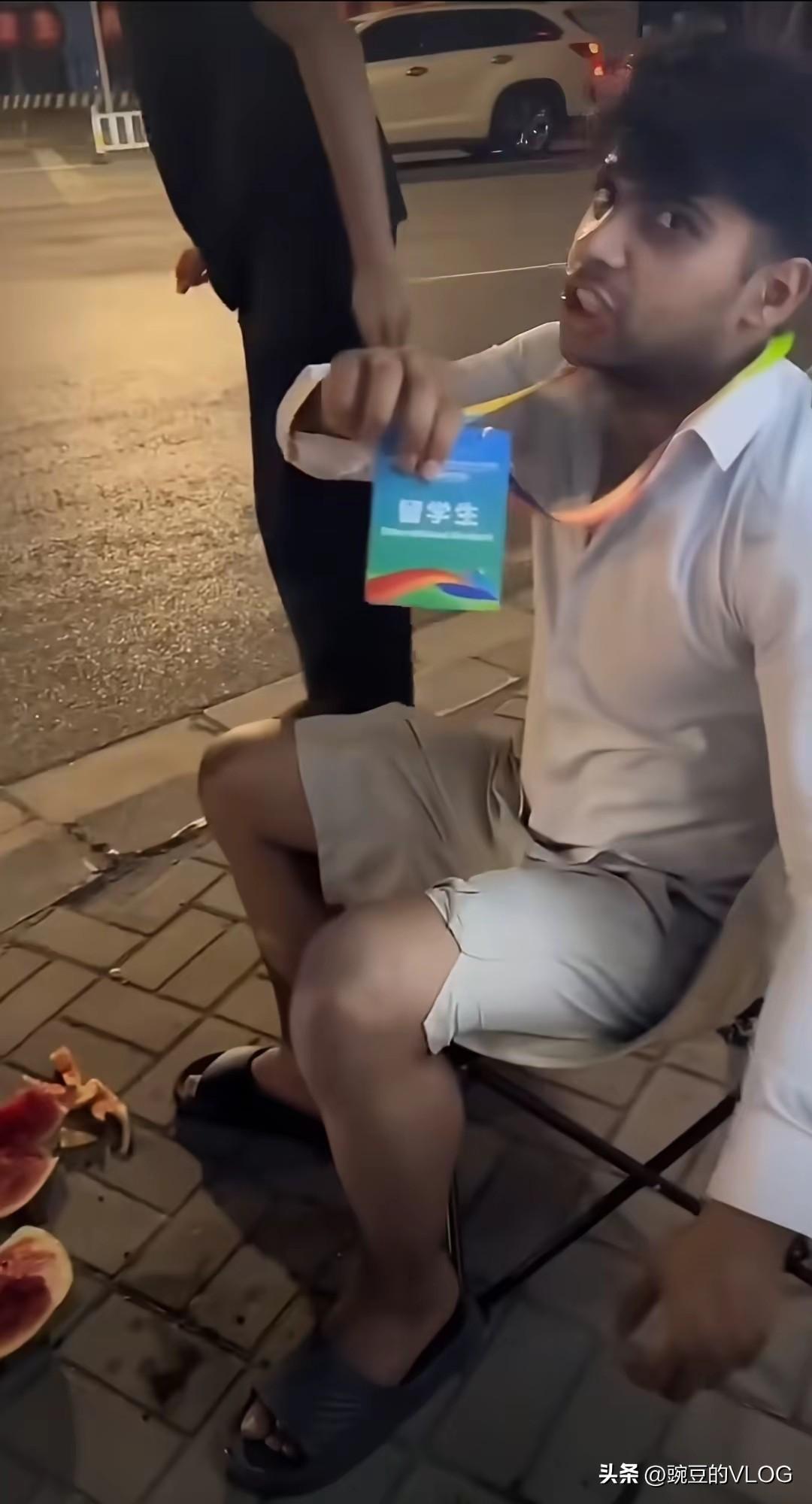 亮证…[捂脸]
啥意思。
中国人在外国的留学生也不少，可没见谁亮出留学生证明的。