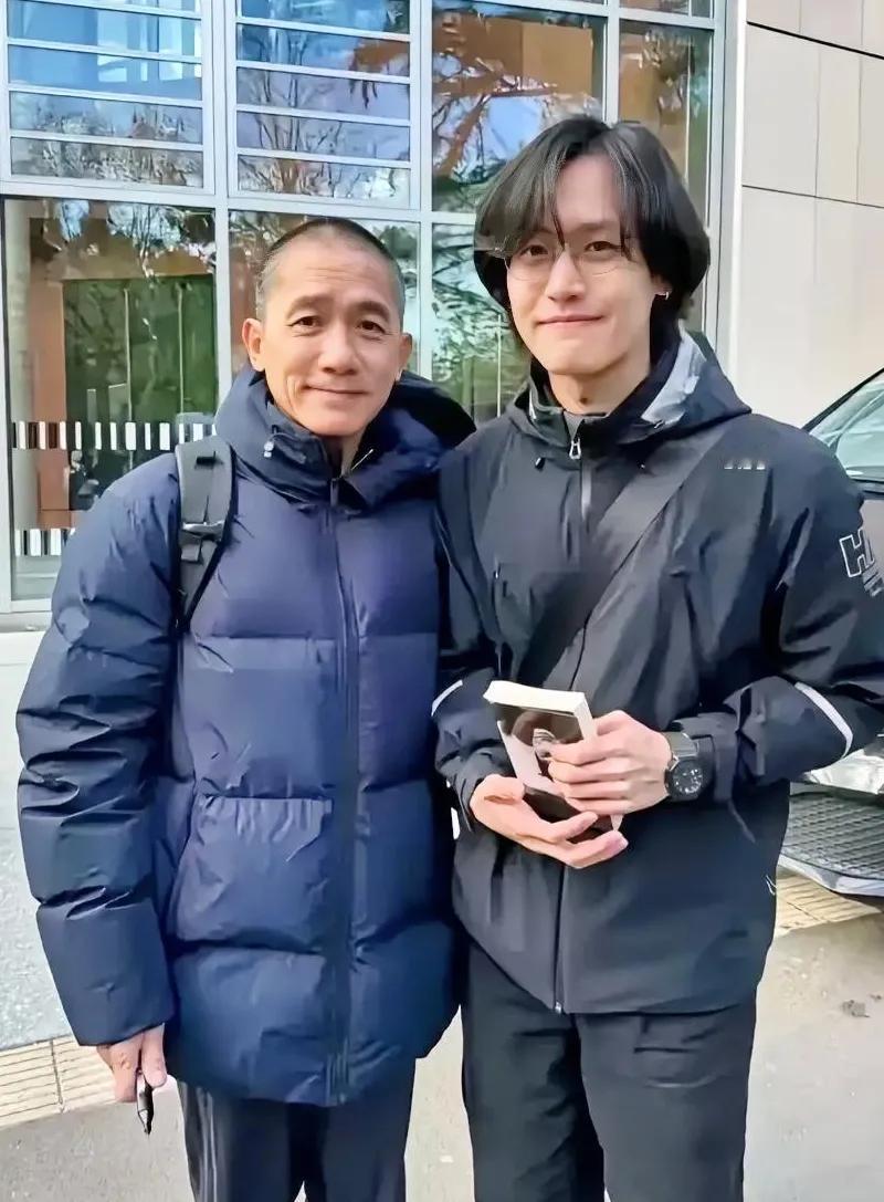 不管是明星，还是普通人，到老了都一个样。曾经的帅哥，气质哥，也让人不忍心地用上俩