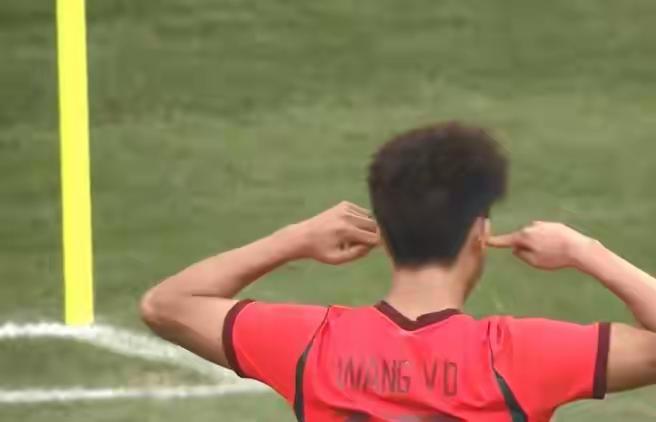 乌兹别克斯坦U23对国足U23真的是一次次的两肋插刀，上半场结束前，他们再次撕开