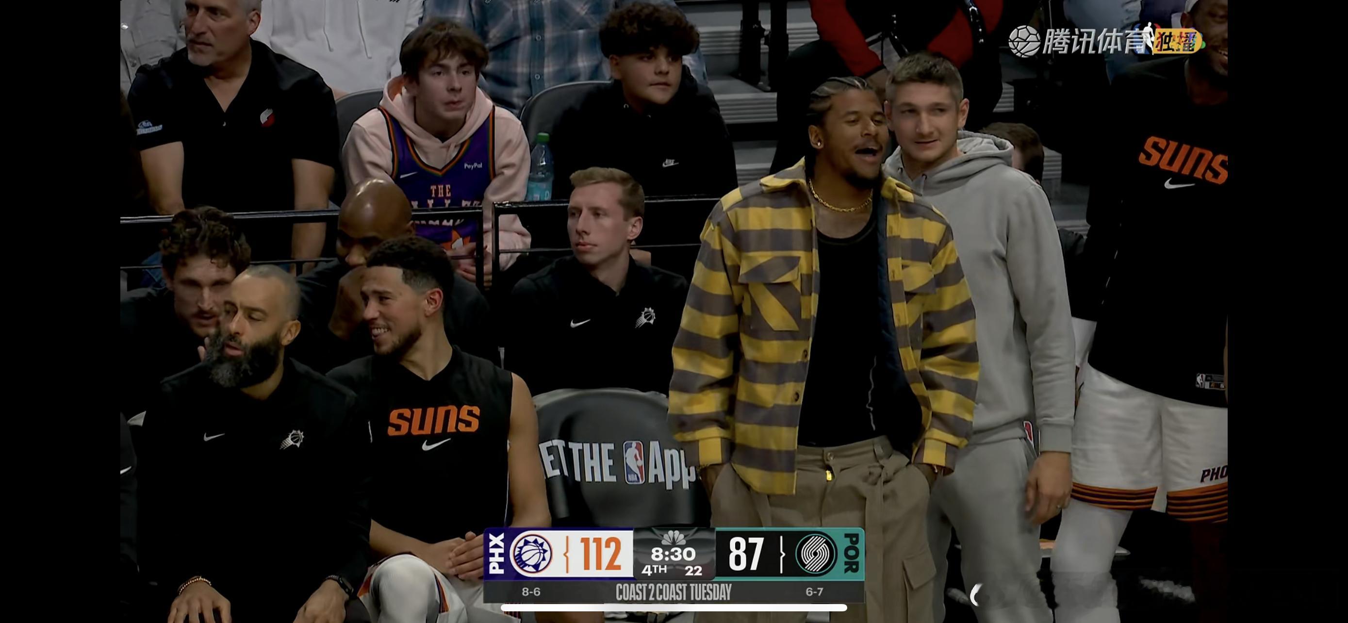 格子衬衫这人是干啥的，刚请来的气氛组吧