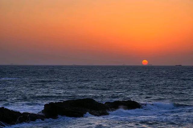 《年底有吟》
时间转眼又年终，
喜庆升平海日红。
贺寄亲友添富贵，
接财接福挂灯