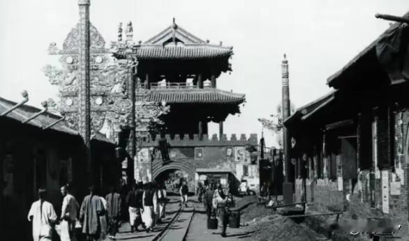 1943年，飞贼尤鹞子盗走了日军108块金表，日军大怒，出动了800多人全城大搜