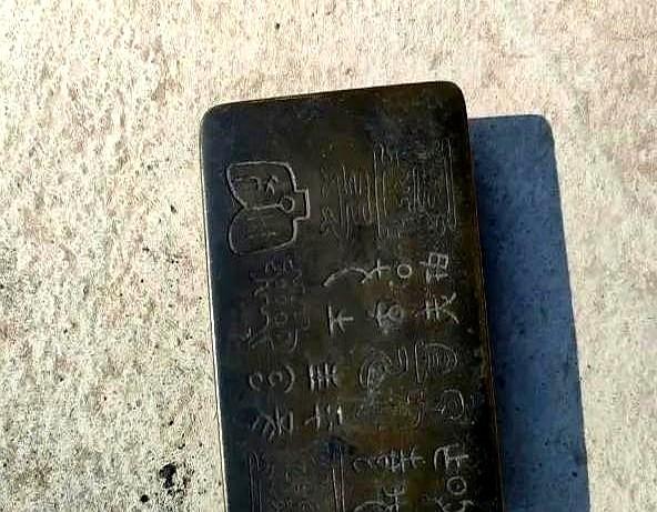 昨儿在旧货市场花50块买回个二手沙发，拆洗坐垫时从弹簧缝里抠出个黑球球——本以为