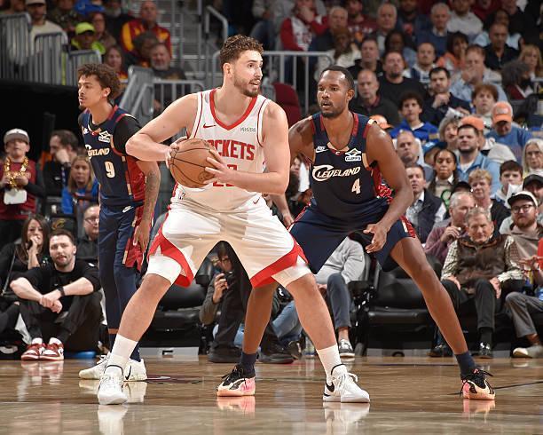 【真假探花？】申京签下的是一份5年1.85亿美元的合同，而21年探花秀莫布里则是