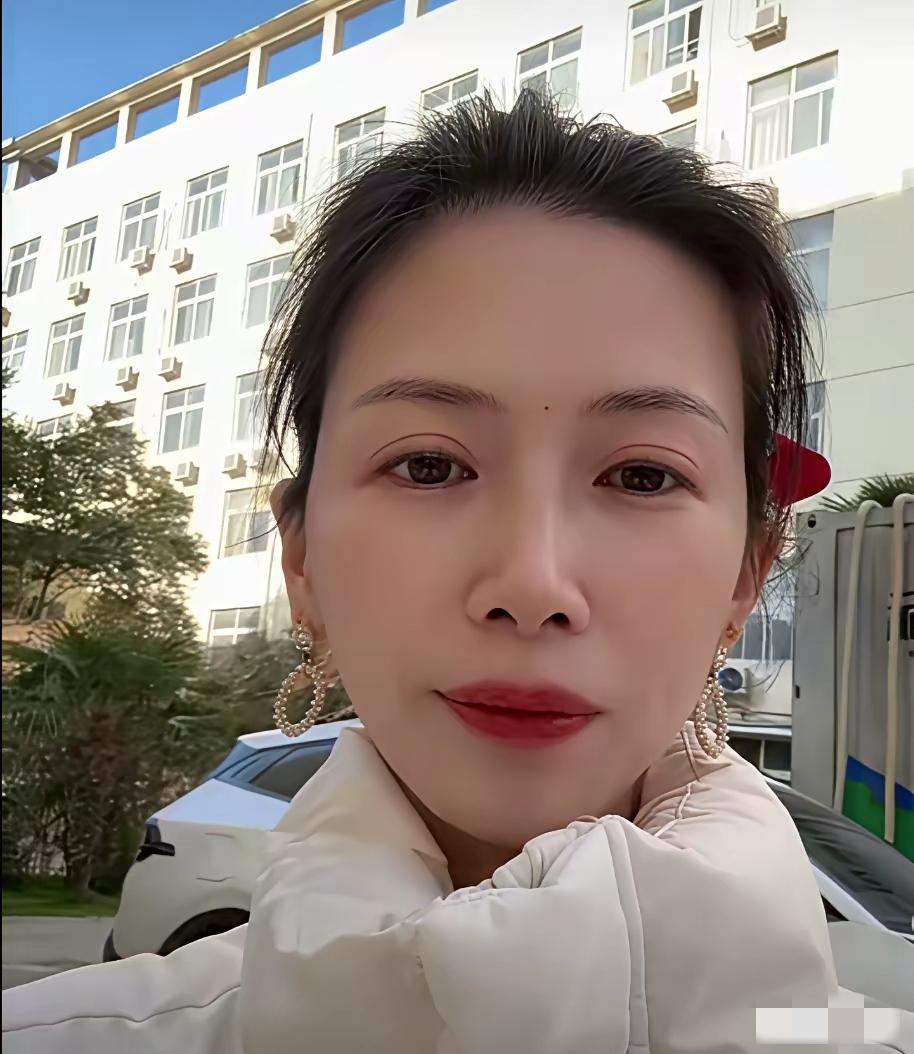 这么漂亮的妻子，丈夫还出轨女同事5年，被妻子发现后发到网络，丈夫觉得脸上无光，很