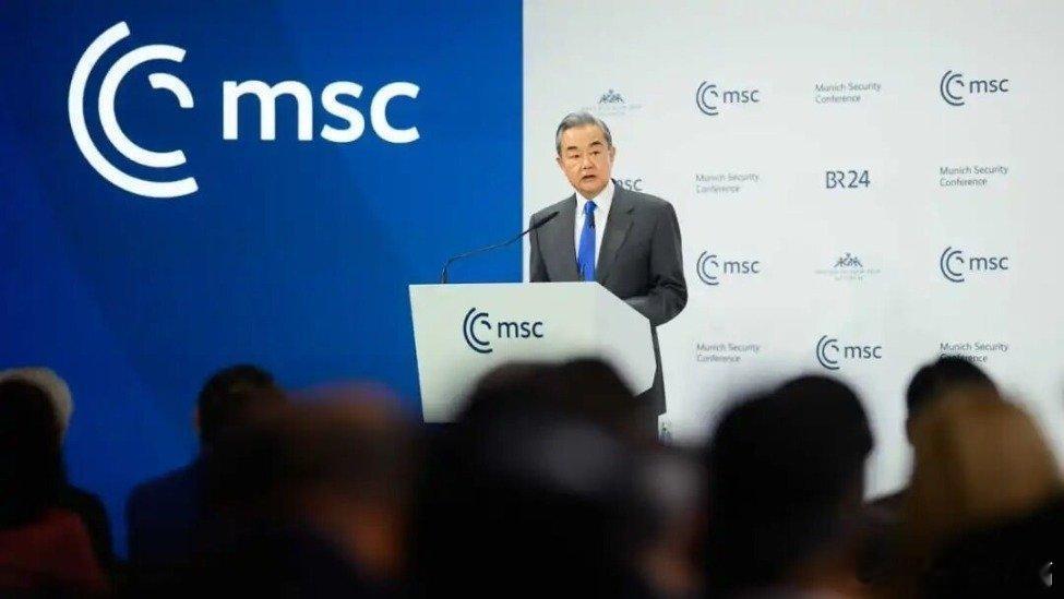 凤凰新闻【王毅：特朗普非常尊重中方，但还有人想打压中国】当地时间2026年2月1