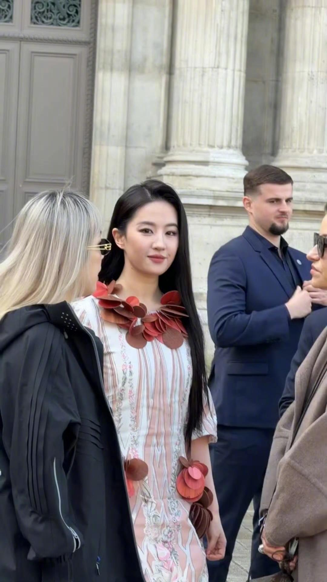 来看看刘亦菲看秀造型吧精修和媒体拍到的生图，差别不大吧 