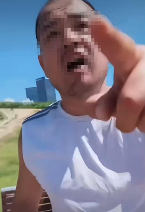 “大哥我求你了！我给你跪下能放过我吗？” 在青岛海之恋公园，一名二十多岁的外地小
