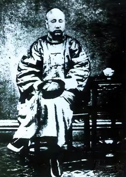 1860 年第二次鸦片战争期间，僧格林沁率领蒙古骑兵驻守八里桥。清军骑兵手持冷兵