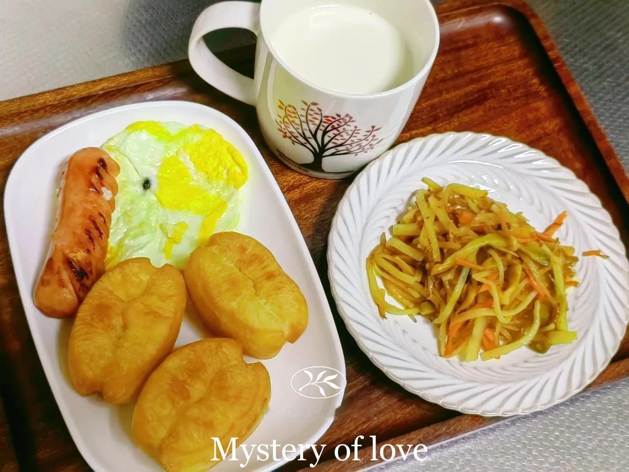 高二娃的早餐
没睡醒，就是容易犯错误。
煎鸡蛋的时候，想着撒点黑芝麻，结果把黑米