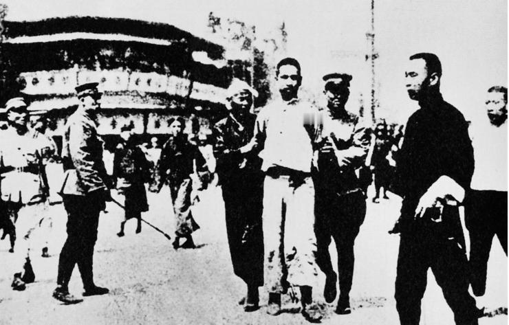 1927年4月12日这一天，蒋介石在上海悍然发动了震惊中外的反革命政变。
凌晨，