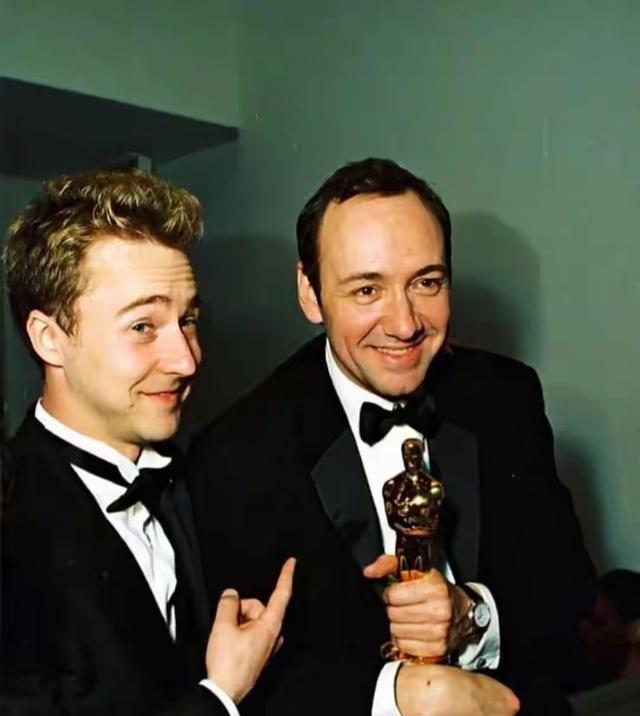 在任何国家沾上性丑闻，也会身败名裂。
想想那些大明星，手里握着奖杯，生活光鲜，结