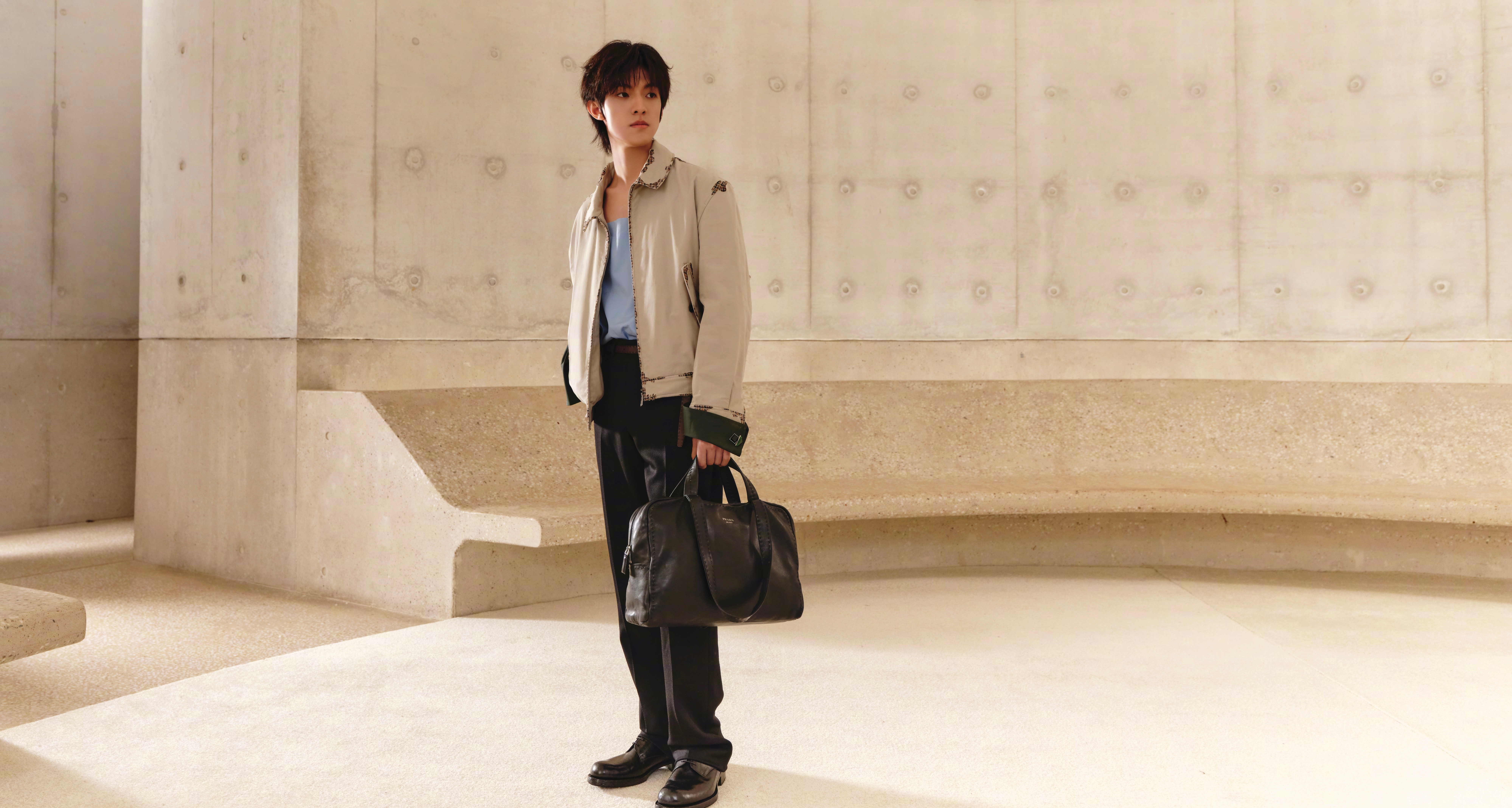 PRADA 品牌大使张泽禹 出镜 PRADA 七夕广告大片，身穿品牌2026秋冬