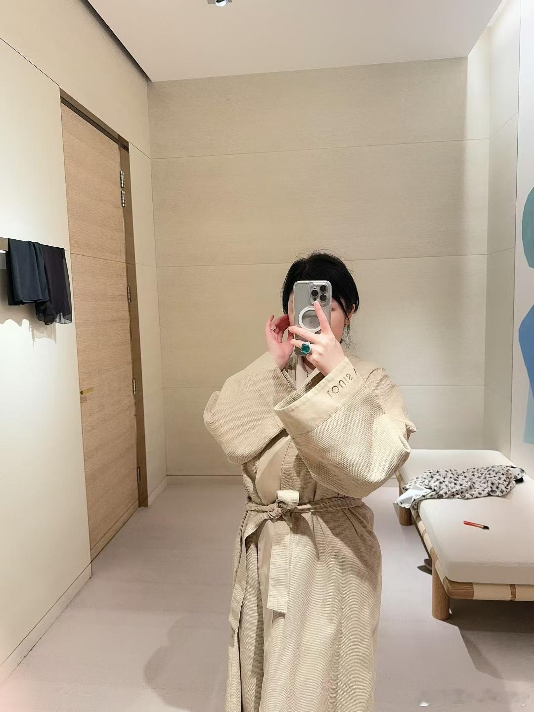 穿搭[超话]         开心逛街🥳        颜值街拍写真   ​​