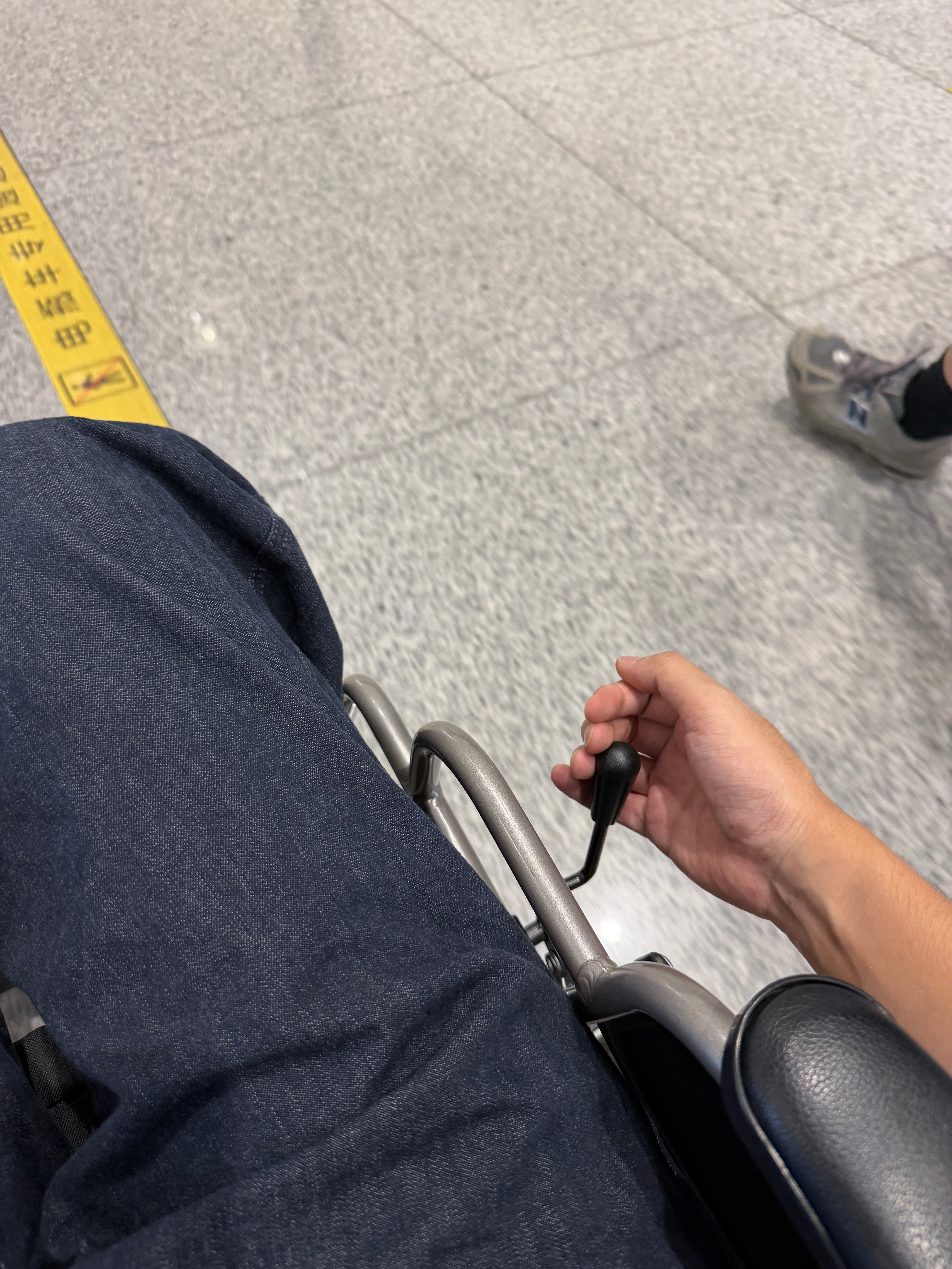 手动挡终究是追不上自动挡今天电动轮椅没让带进来机场，又是人力通行的一天 深圳·深