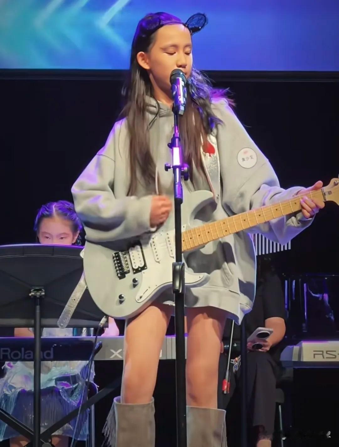 黄磊孙莉的二女儿黄少艾，12岁就把家里的舞台风格“拧”出了新方向。孙莉晒出的现场