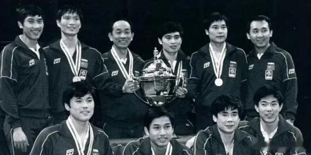 1982年汤姆斯杯赛在英国举行，中国队是首次参赛，就在决赛中以5-4战胜了当时的