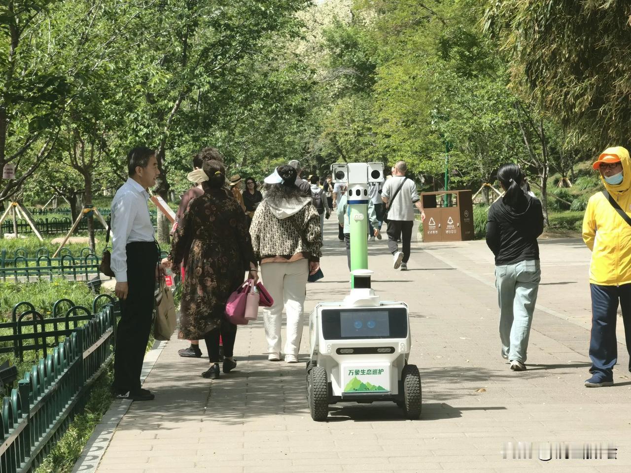 2025年4月23日，北京海淀区，游客在围观万象生态巡护机器人。近日，北京玉渊潭