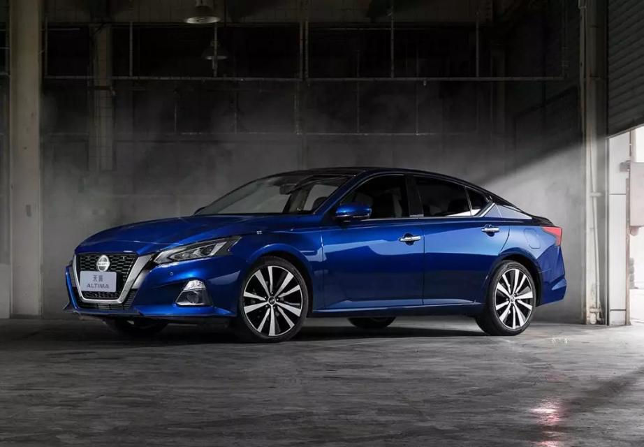 天籁是一款充斥着矛盾的车型，作为日系三杰最晚完成换代的天籁。最大的技术卖点就是搭