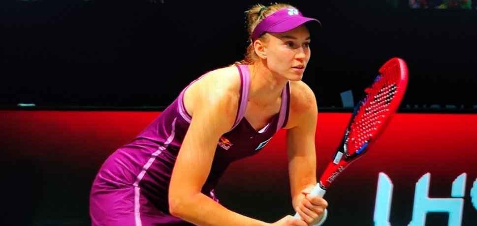 在深圳举办的首届世界网球洲际对抗赛，欧洲队与世界队的第二场女单比赛，斯瓦泰克对阵