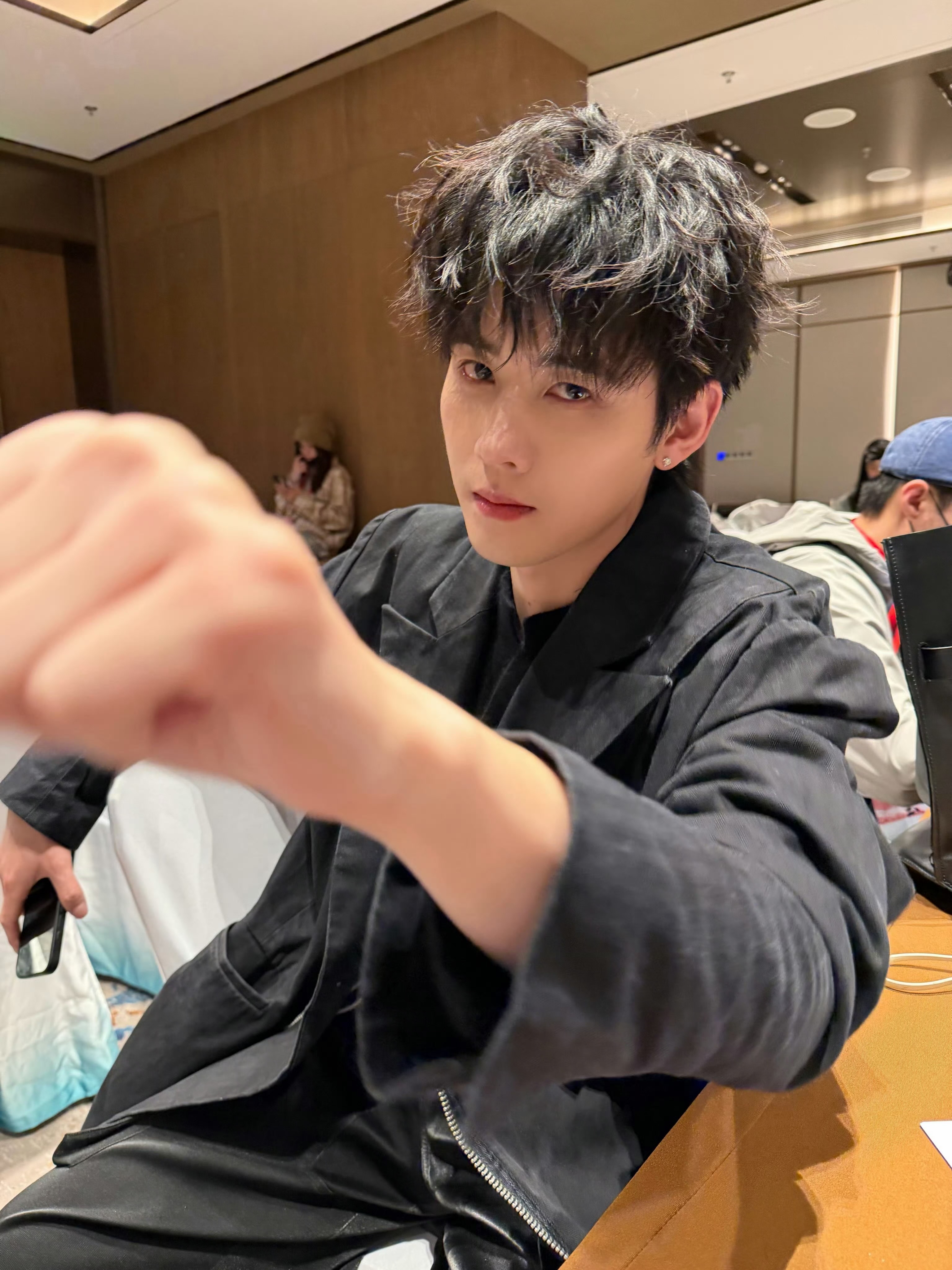 我也是和任豪碰上拳了碰碰碰 