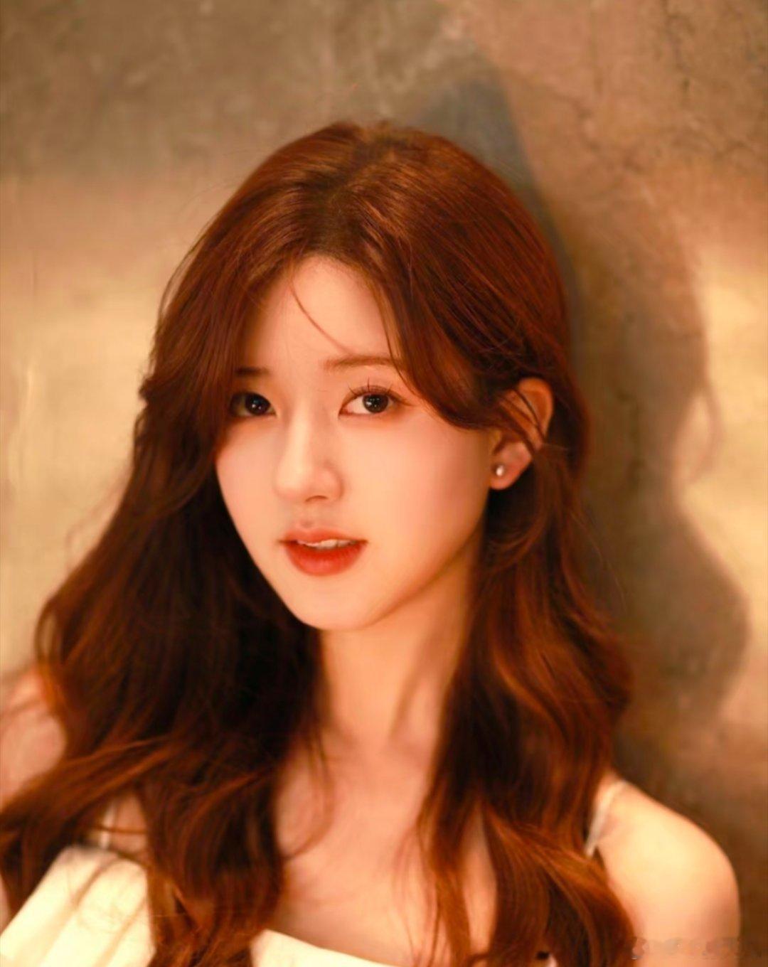 1、肖战这段时间谁也找不到，他大活动不去就只接剧本看，他想接经侦刑侦或者缉毒本子