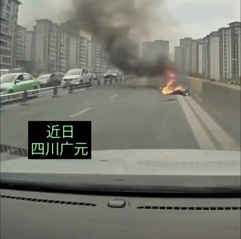 近日四川广元，一男子发生车祸倒在路边，身上燃起熊熊烈火，路边一位男司机马上停车，