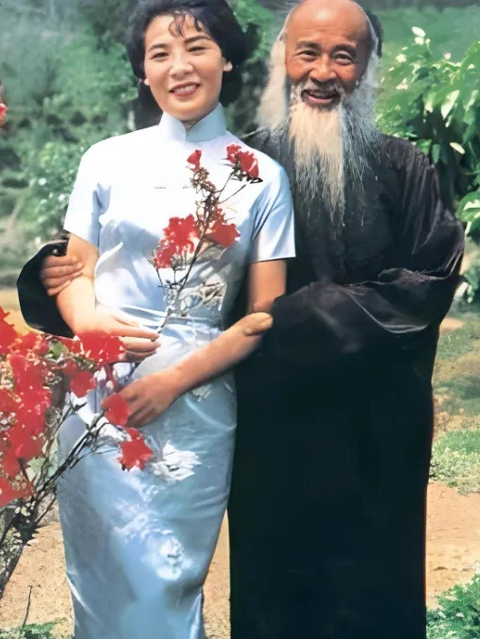 1922年，15岁的黄凝素与张大千结婚，相伴25年生了8个孩子。没想到，就在她把