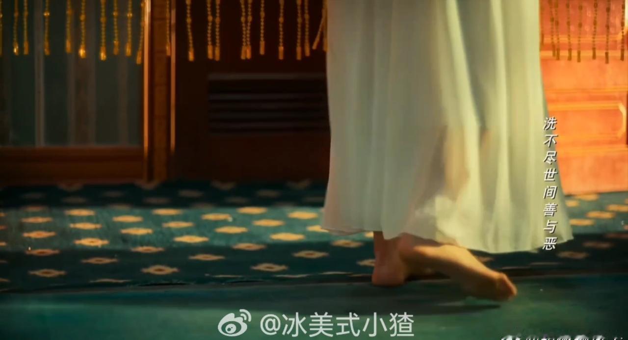 曲梦被勒死埋尸石狮下，红月举报失败，黑暗没被冲破，她眼里的光彻底熄灭了。