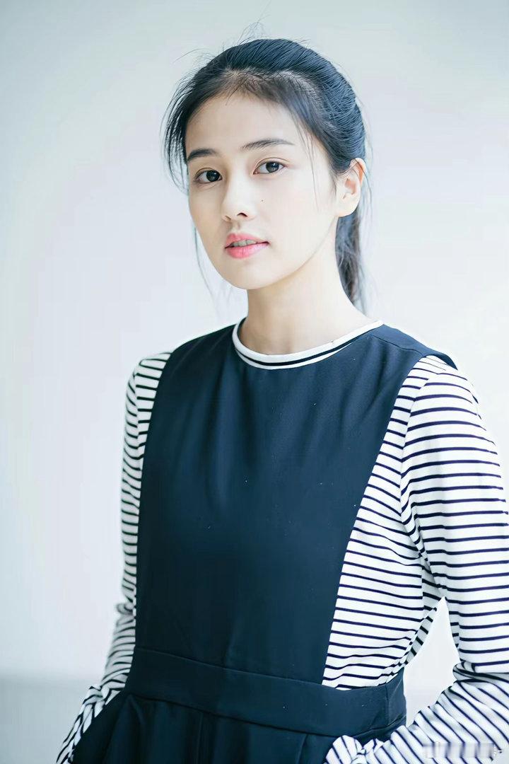原来梦妍就是白鹿本名白梦妍啊！她早年当淘宝模特时的照片真惊艳。2016 年她还是