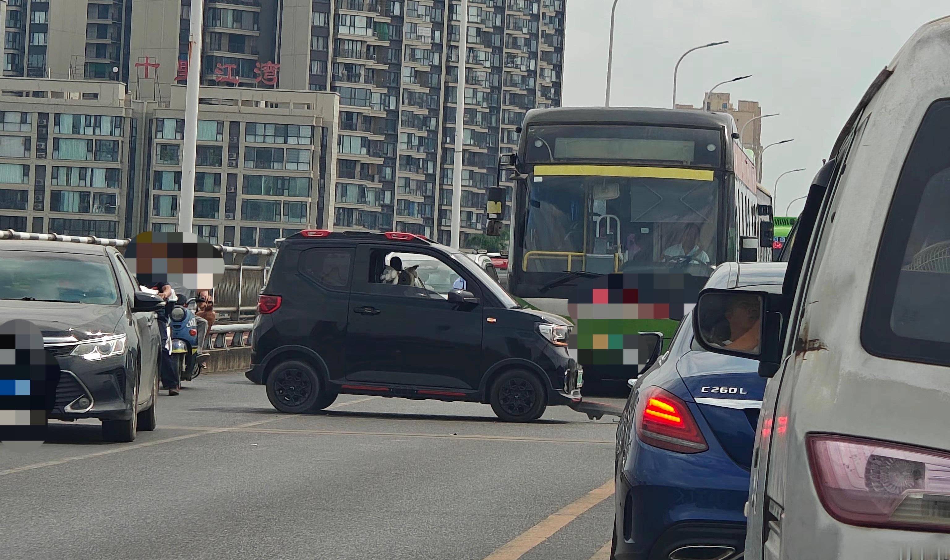 10月3日，贵港某江大桥新能源小车和小轿车相撞受损，导致车头严重损坏！ ​​​