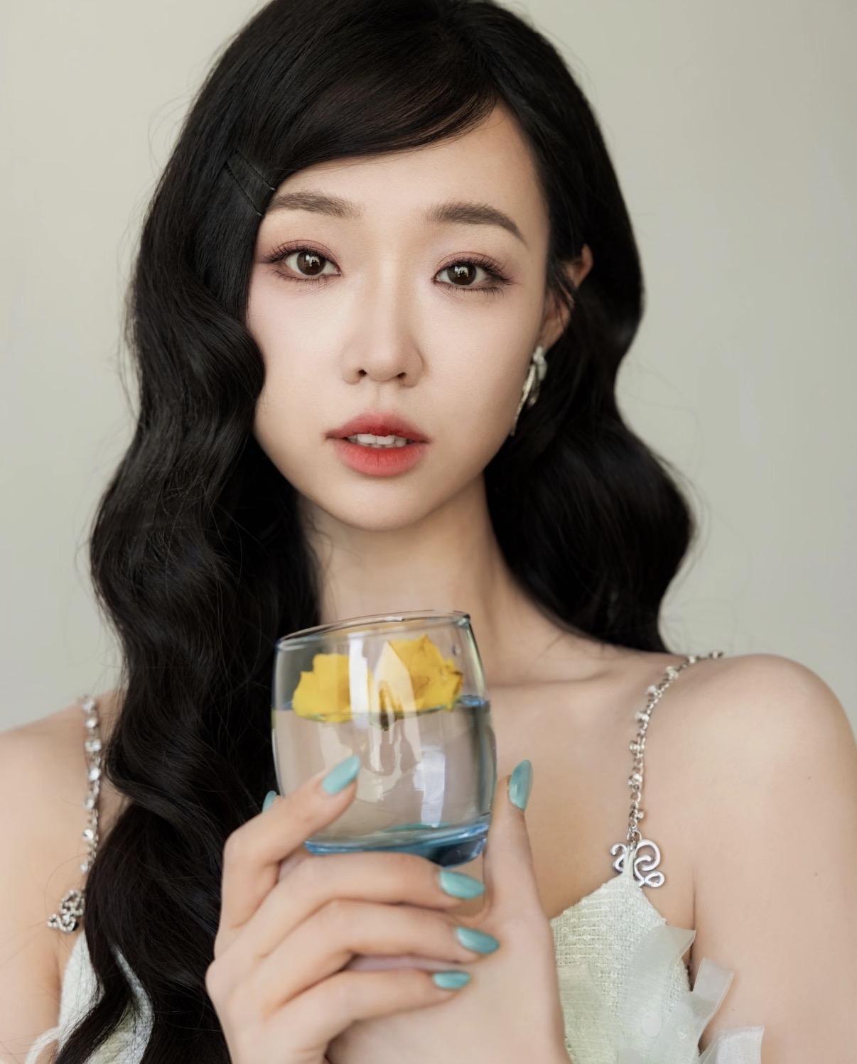 女神的奢品，粉丝的情意，转手就成了相亲市场上的“投名状”？
这戏码，连编剧都得叫