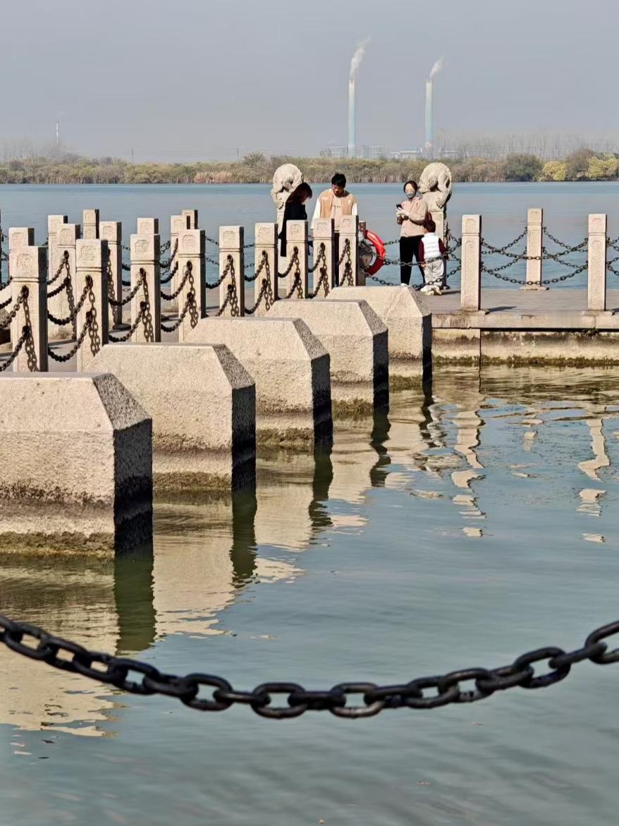 木桥浸在秋波里，栏杆的影揉碎了水色。身后林叶半青半红，古亭藏在苇丛边，游人的脚步