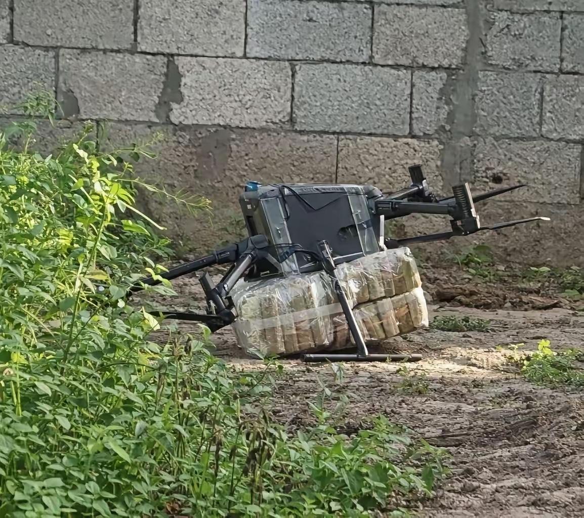 一架以色列四轴飞行无人机在加沙的努赛拉难民营坠落。当居民试图靠近它时，他们发现它