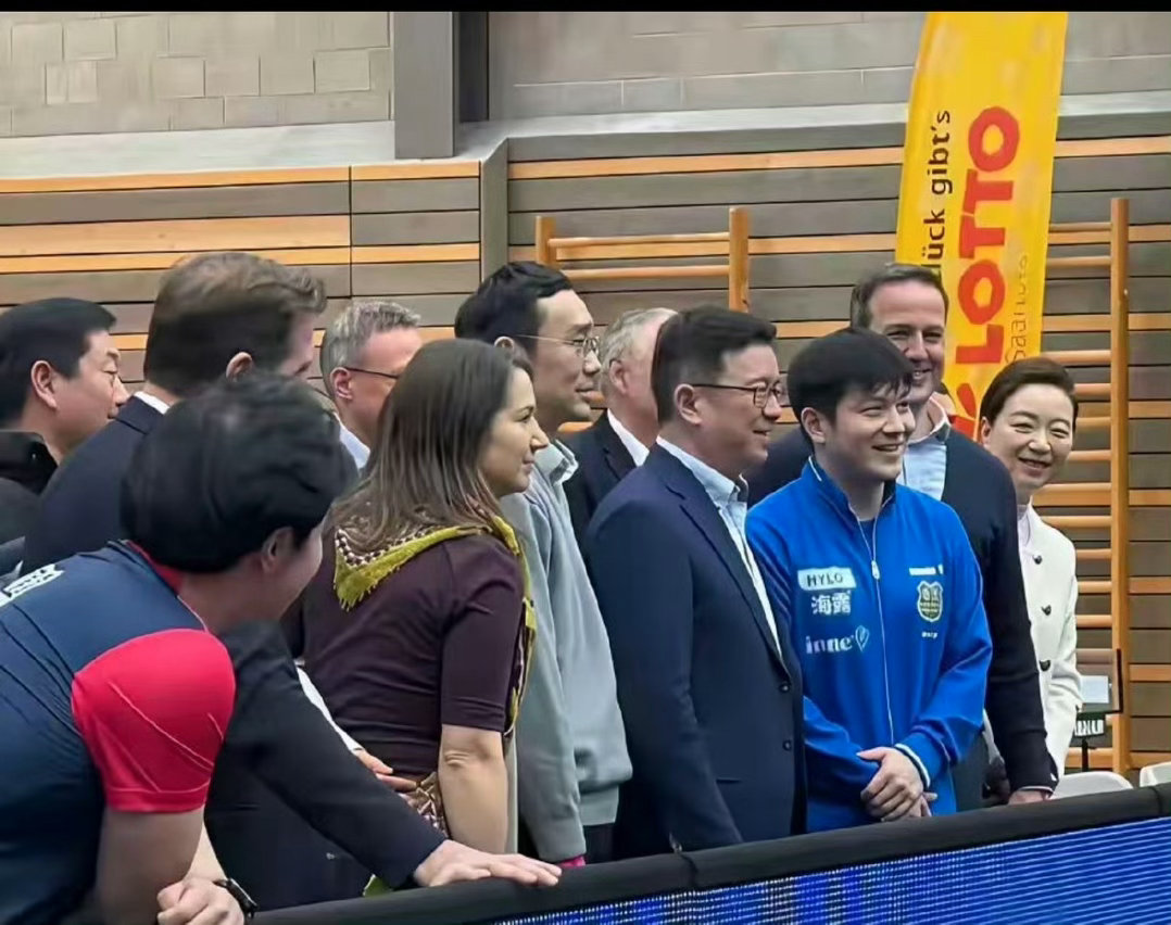 🔥恩师发声！吴敬平赞樊振东是中国体育脊梁，晒出他海外高光与文化交流瞬间吴敬平赞