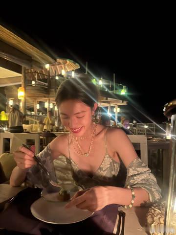 钟楚曦坐下来还能看到马甲线钟楚曦海边度假plog 松弛度假风狠狠拿捏，钟楚曦坐下