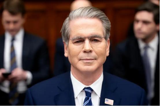 4月13号，贝森特在一个经济论坛上说：“降息肯定会有，但现在不行，得先等等，看看